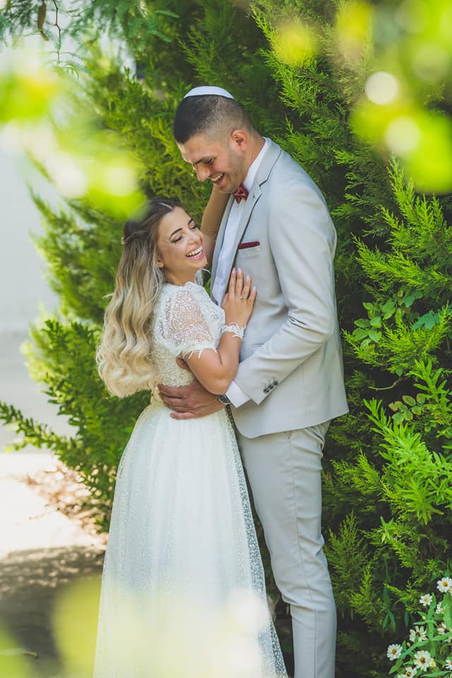 שמלת כלה עם שתי חצאיות ושרוולים נפוחים