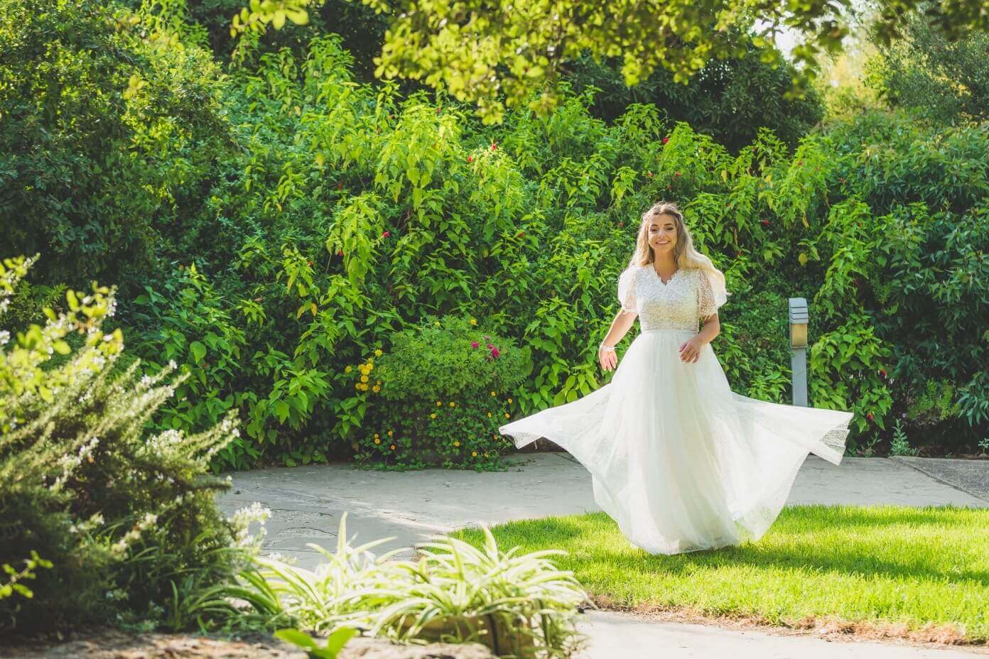 שמלת כלה עם שתי חצאיות ושרוולים נפוחים