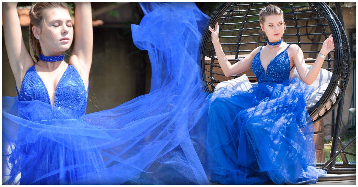 אישה בשמלה כחולה על נדנדה. בחוץ.