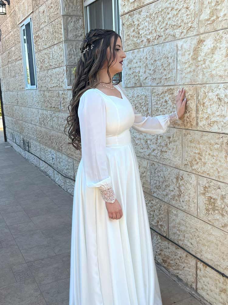 שמלת כלה צנועה 2025 שרוולי תחרה  צמודים בסיומת רחבה
