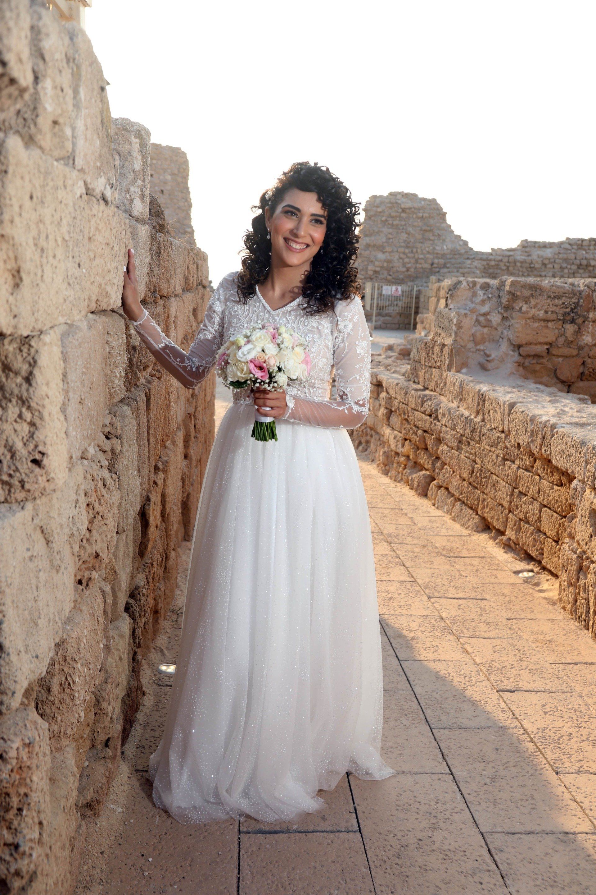 שמלת כלה צנועה עם טול  ותחרה מטפסת   