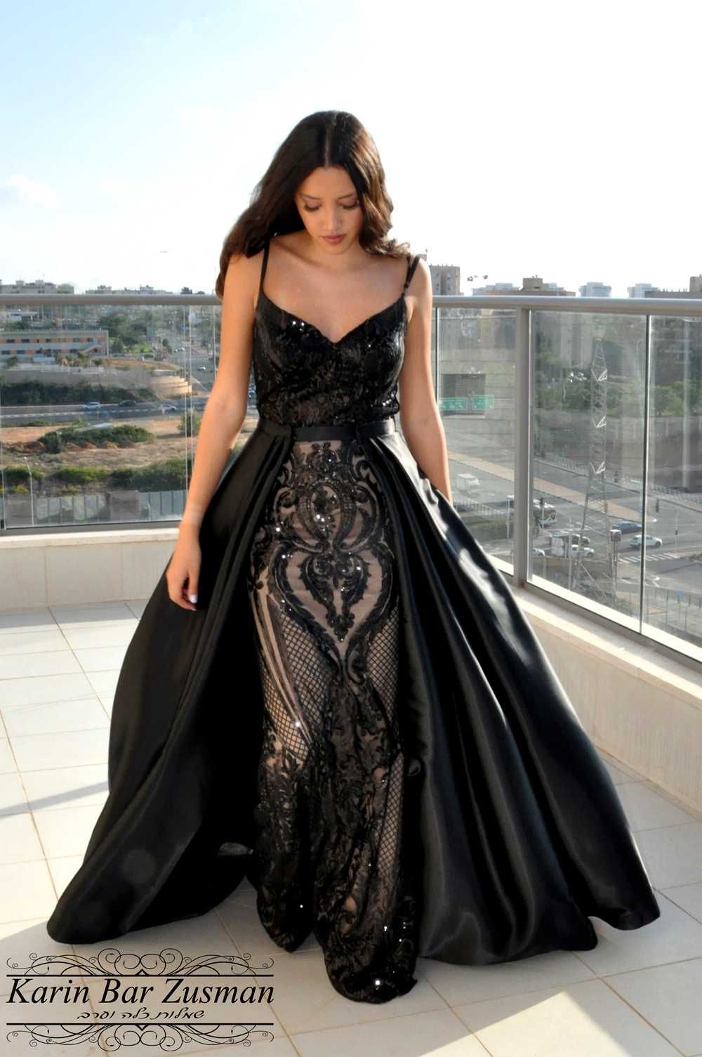 שמלת ערב שחורה יוקרתית עם חצאית נפוחה ותחרה שקופה בעיצוב קארין בר זוסמן