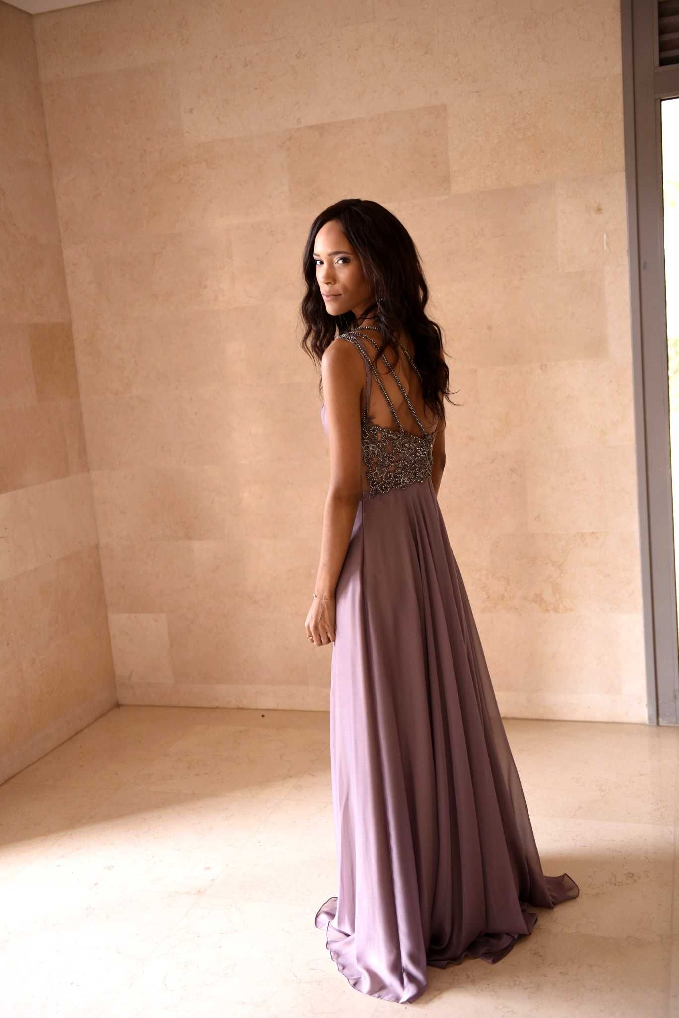 שמלת ערב סגולה אלגנטית בגזרת מקסי זורמת בעיצוב קארין בר זוסמן