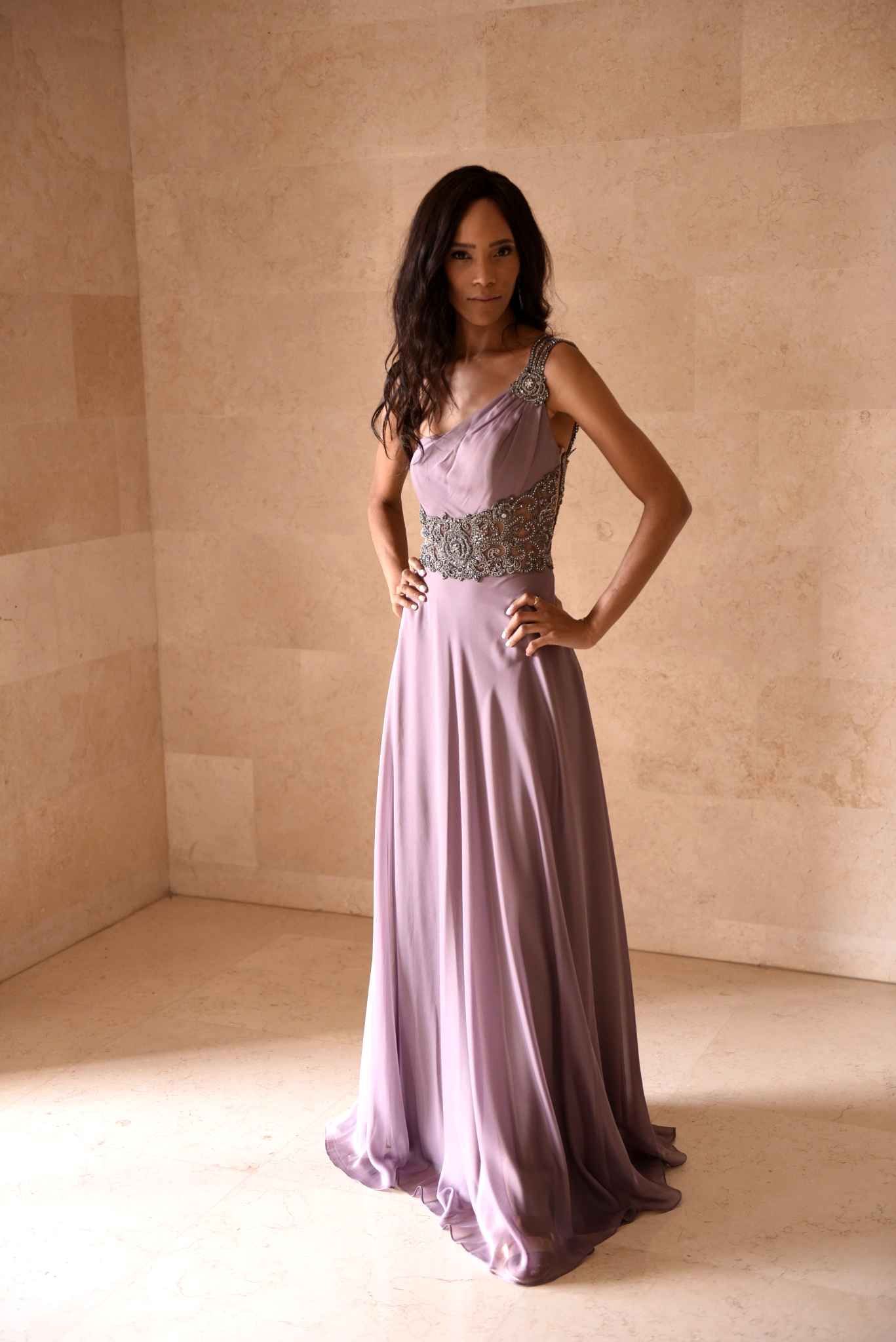 שמלת ערב סגולה בגזרת ערב נשפכת עם חגורה עדינה בעיצוב קארין בר זוסמן