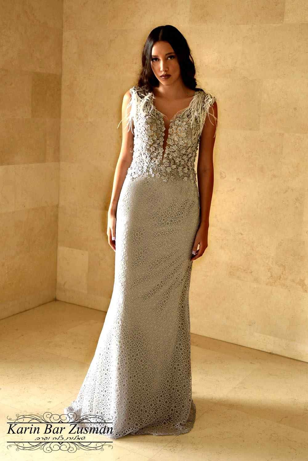 שמלת ערב כסופה צמודה עם רקמה עדינה בעיצוב קארין בר זוסמן