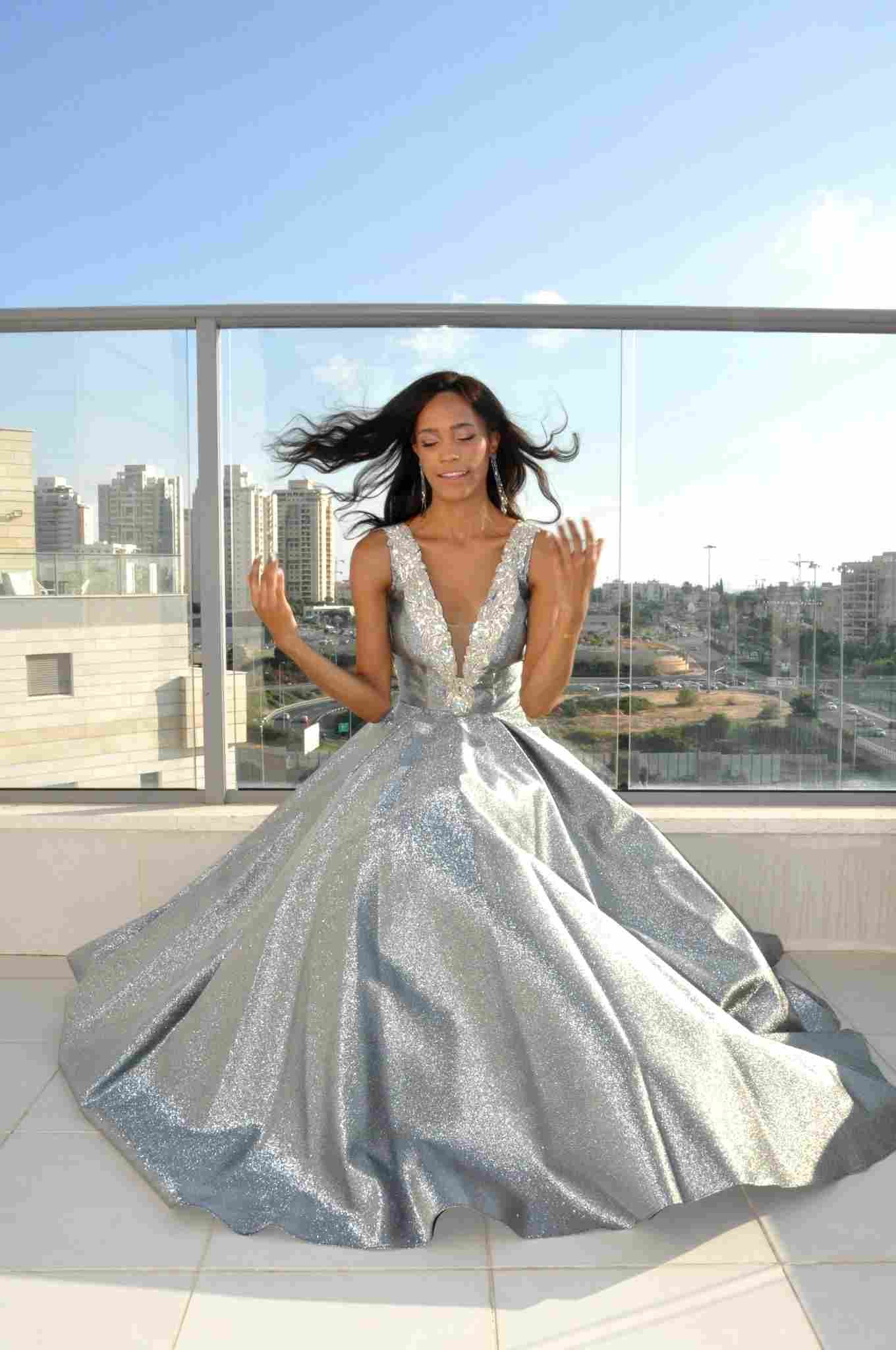 שמלת ערב כסופה נוצצת בגזרת נסיכה עם חצאית רחבה בעיצוב קארין בר זוסמן