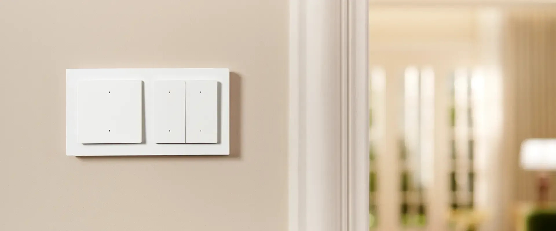 Un interrupteur blanc est accroché sur un mur à côté d'une porte.