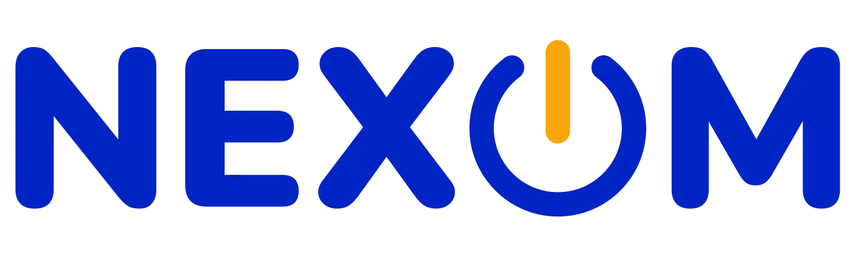 Logo NEXOM : lettres bleues, bouton d'alimentation et accent orange.