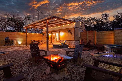 Fire pit, pergola, and hot and cold pools in the private spa yard at Colibri cabin