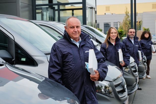 Chauffeurs die klaarstaan om te vertrekken met shuttle busjes.