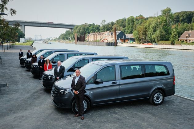 Chauffeurs die klaarstaan om te vertrekken met shuttle busjes.