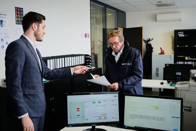 Foto van administratieve team die opdracht geeft aan chauffeur.