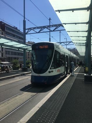 Foto van trein op perron, getrokken door chauffeur tijdens repatriëring voertuig uit buitenland.