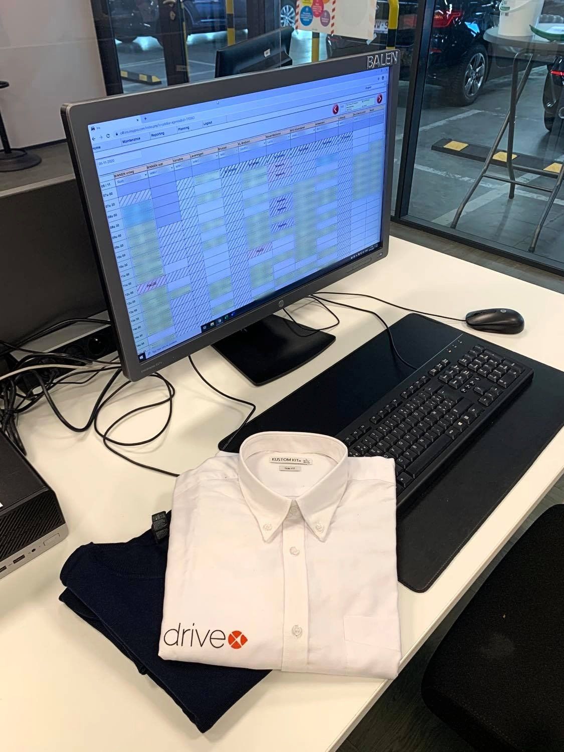 Photo des uniformes qui sont prêts sur le PC d'un employé de Drivex.