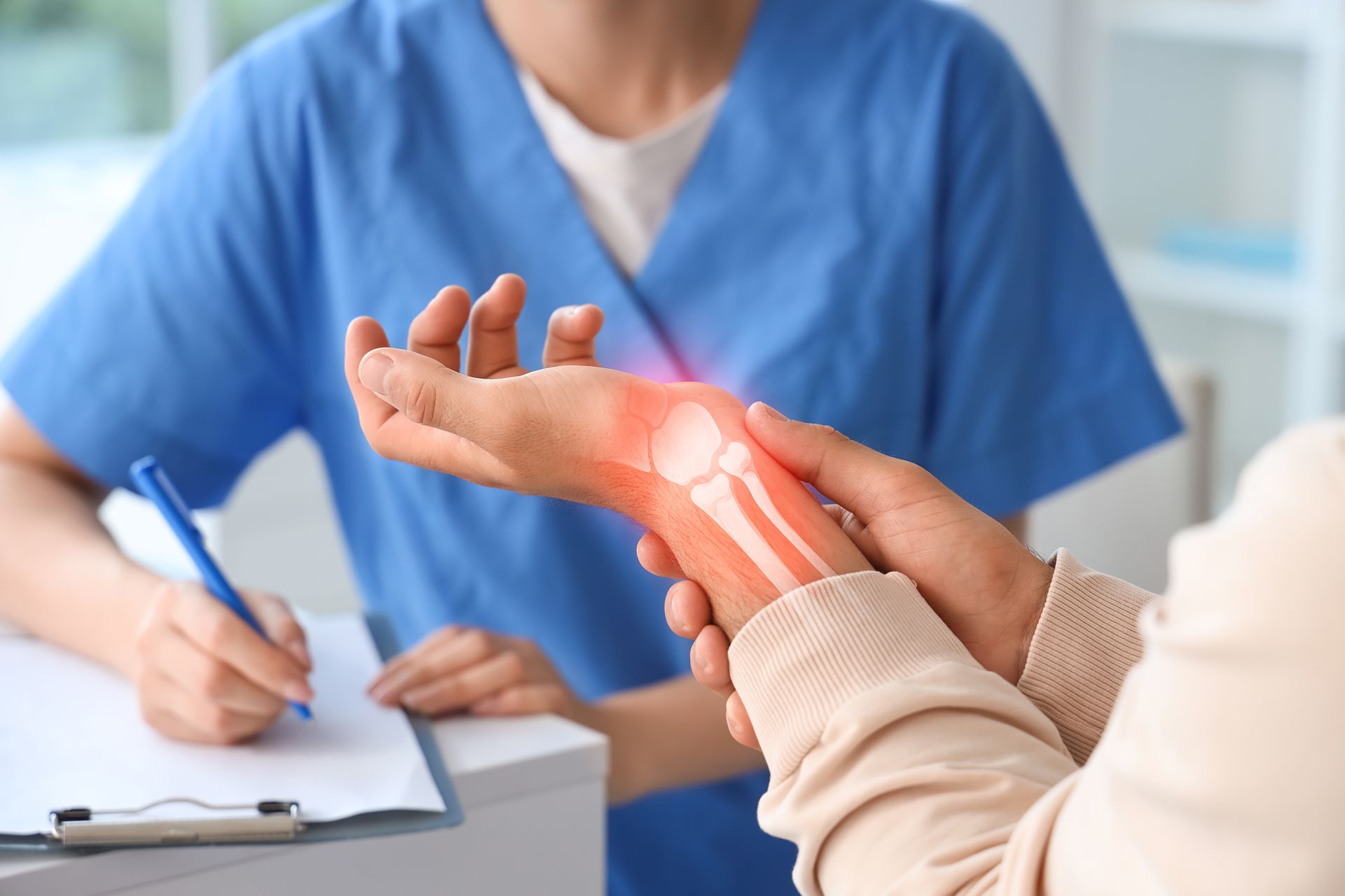 Ein Arzt untersucht ein Handgelenk, bei dem die Knochenstruktur hervorgehoben ist, was auf Schmerzen hindeutet.
