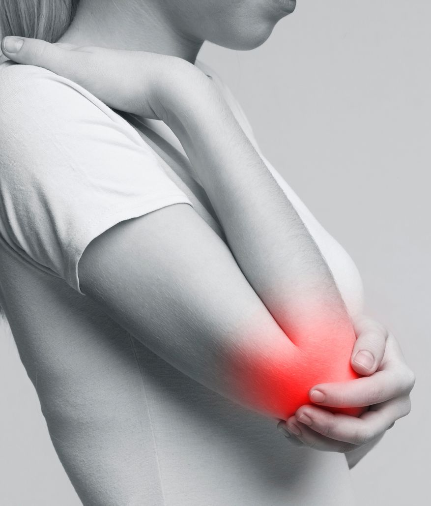 Person mit rot markiertem Ellbogen (Hinweis auf Schmerzen); Hand hält den Ellbogen.