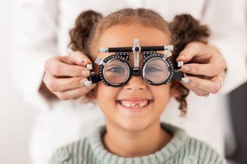Bambina che fa la visita ottica