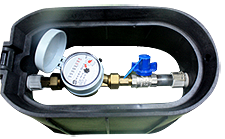 Medidor de agua individual y válvulas de paredes blancas de