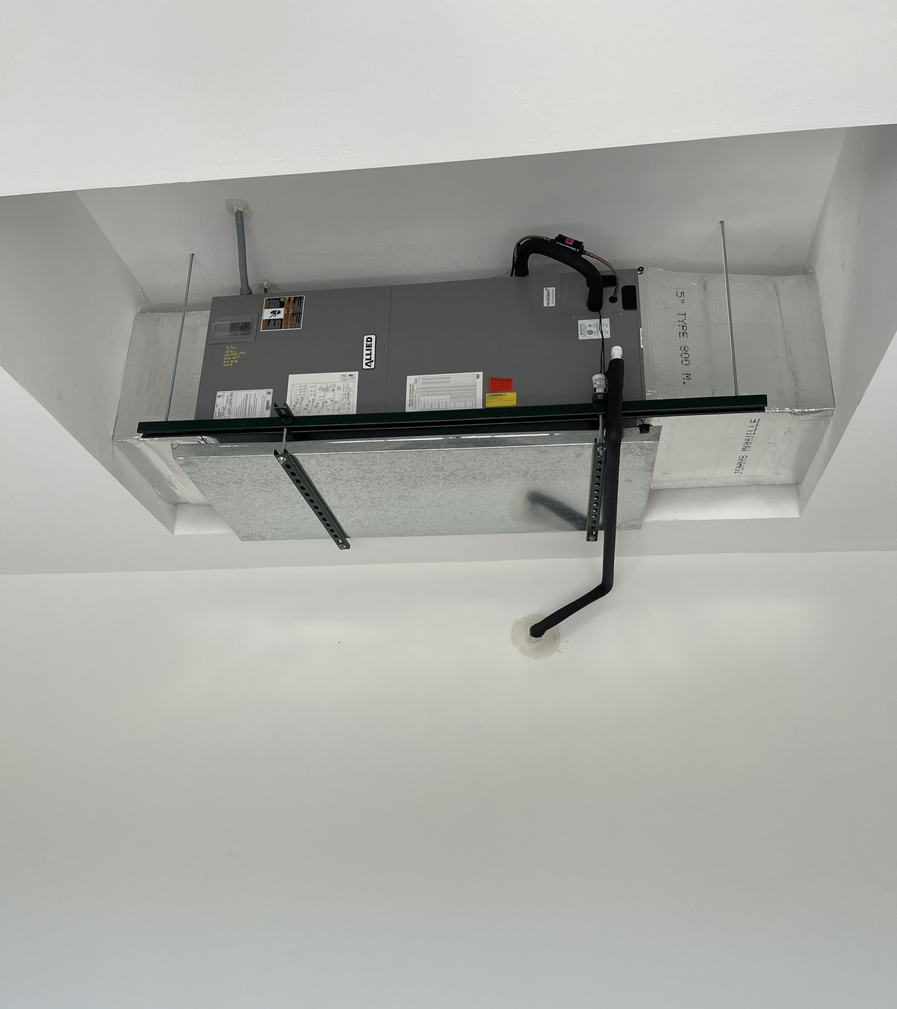 A ceiling fan is hanging from the ceiling in a room.