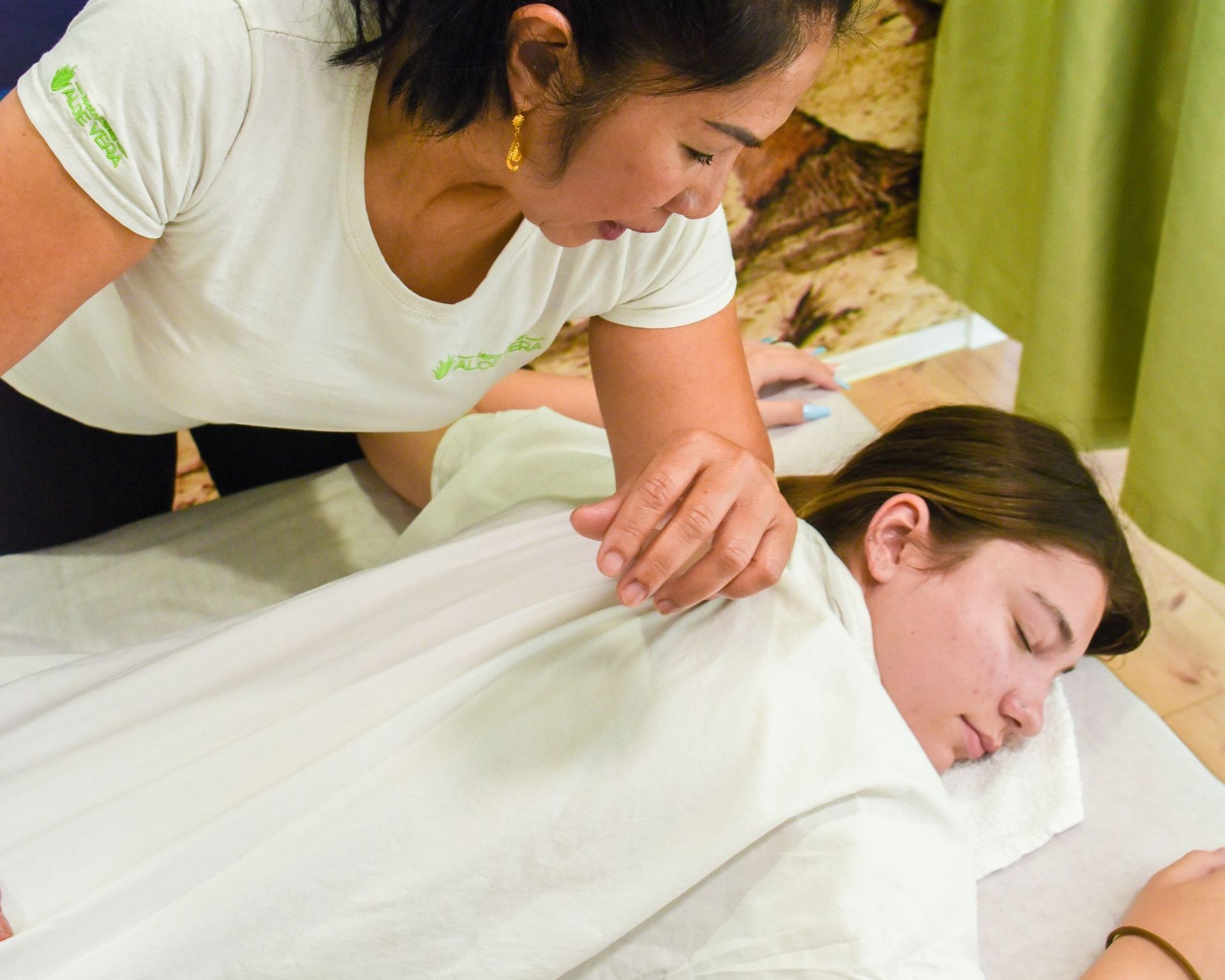 Maserka izvaja tajsko masažo 