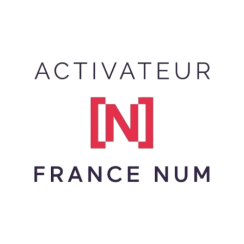 Logo du programme « Activateur » de France Num. Fond blanc avec texte et logo « N » entre parenthèses rouges.