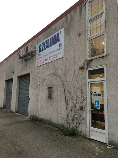 Un bâtiment avec un panneau indiquant g2clima dessus