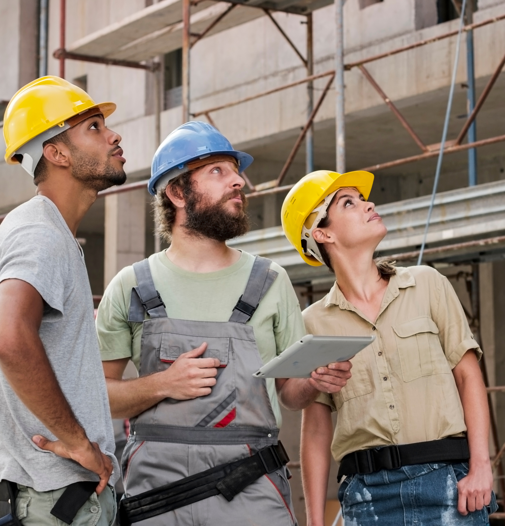 Un groupe d'ouvriers du bâtiment regardant un bâtiment