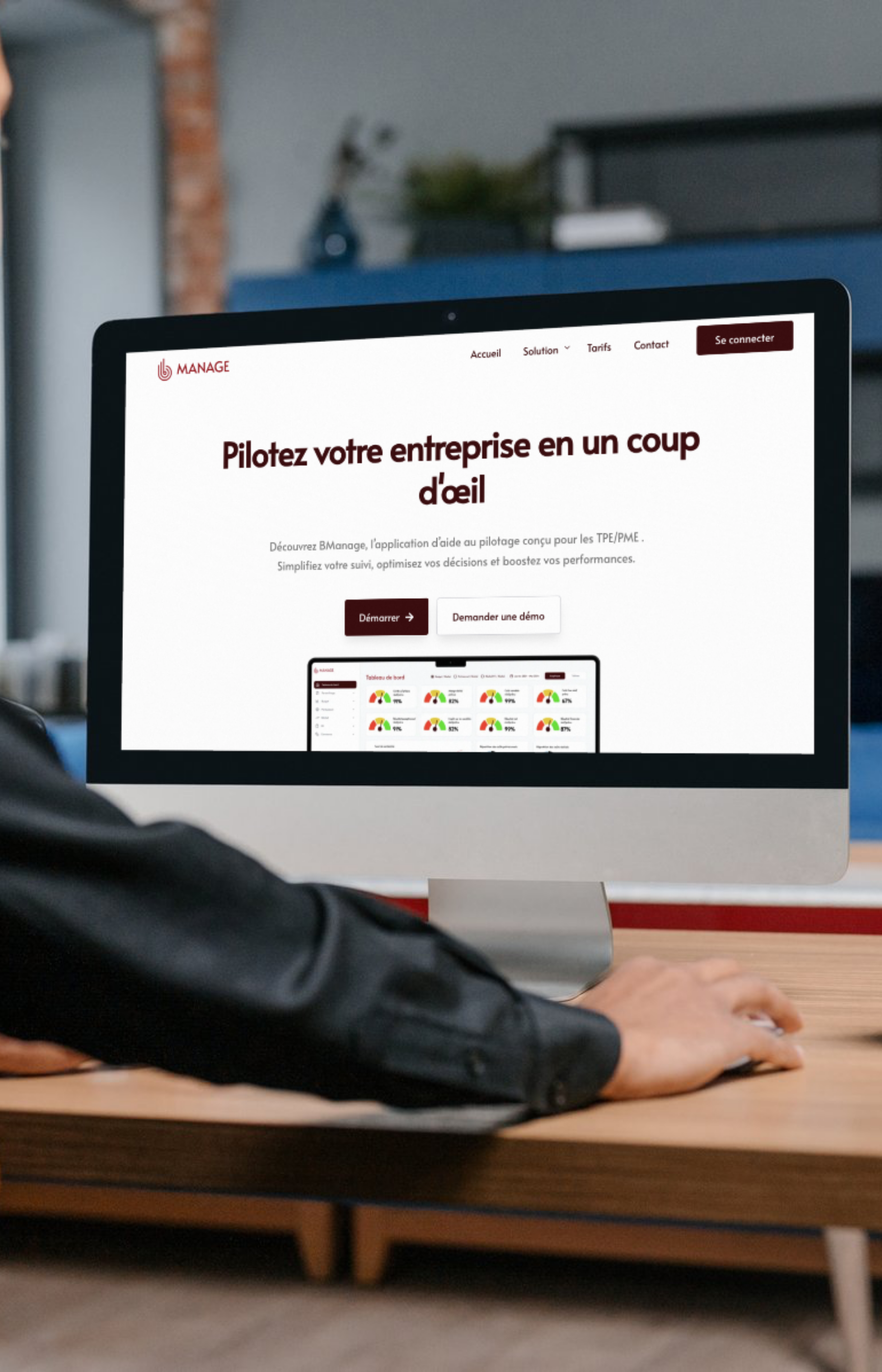 Une personne est assise à un bureau en train d'utiliser un ordinateur.