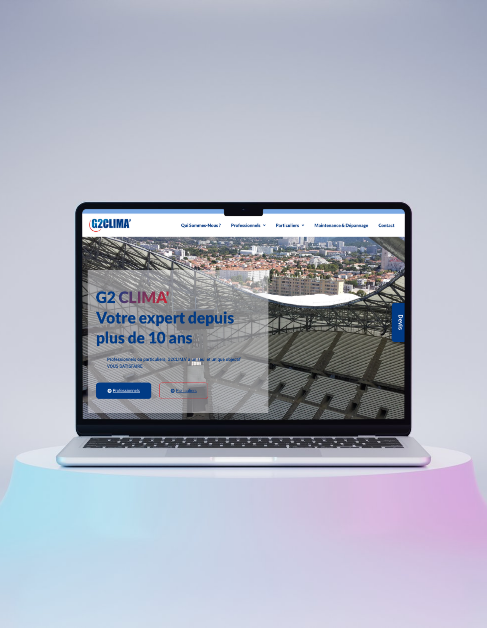 Un ordinateur portable est ouvert sur un site Web sur une table.