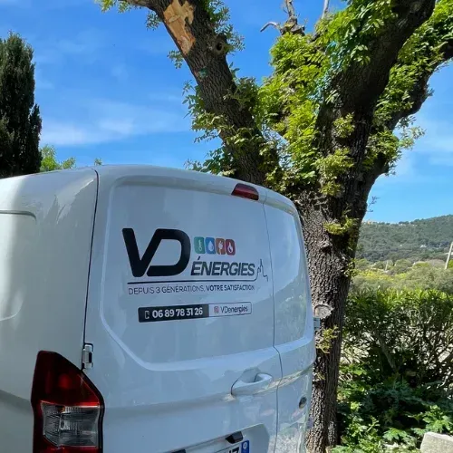 Une camionnette blanche avec le mot énergies à l'arrière