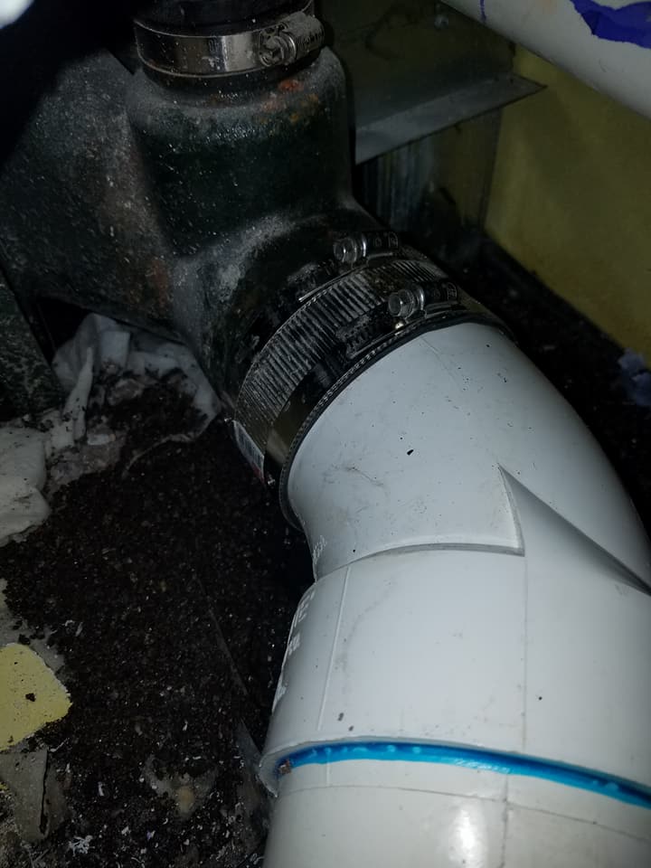 A close up of a pipe with a clamp on it.