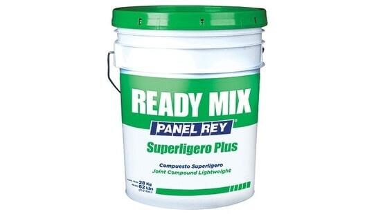 Un cubo blanco de 5 galones de compuesto para juntas Panel Rey Ready Mix Superligero Plus con tapa verde y logotipo de la marca.