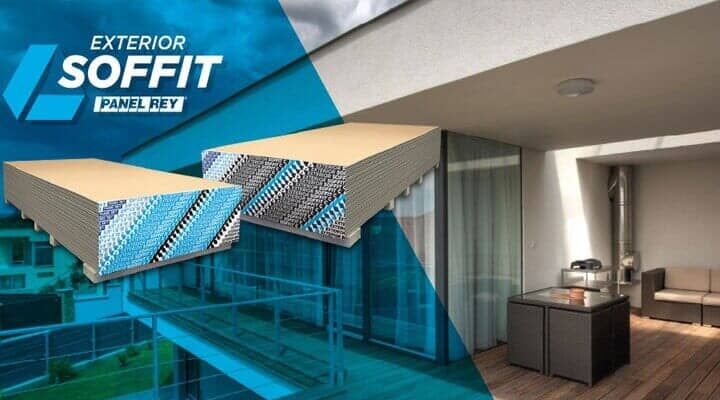 Dos paneles exteriores de color beige se exhiben frente a un patio moderno con muebles de exterior y puertas corredizas de vidrio.