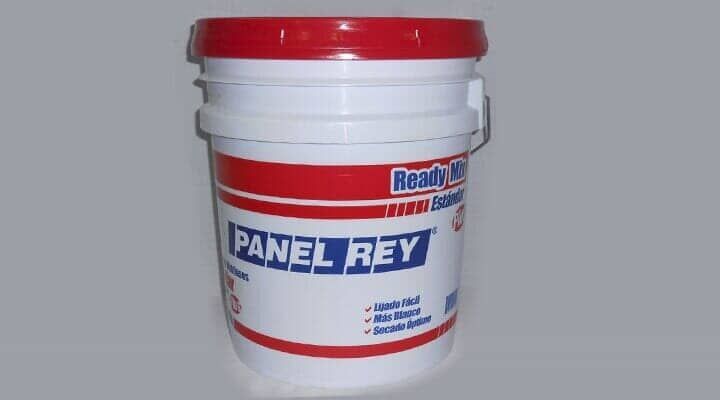 Un cubo de plástico blanco con tapa roja, etiquetado como 