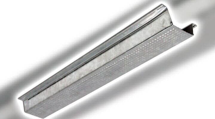 Perfil de acero galvanizado para el montaje de paneles de yeso en sistemas de techos suspendidos o estructuras de paredes.