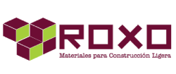 Logotipo con tres cubos apilados en color burdeos y verde claro junto al texto "ROXO Materiales para Construcci&oacute;n Ligera".