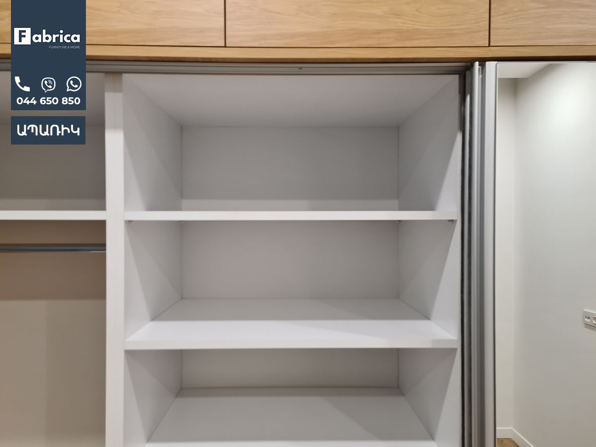 An empty closet with a sign that says fabrico on it