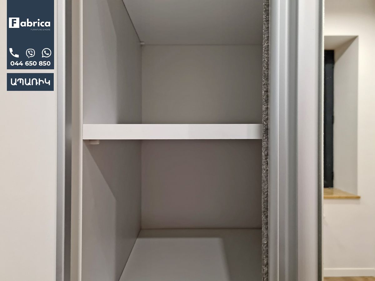 An empty closet with a sign that says fabrica on it