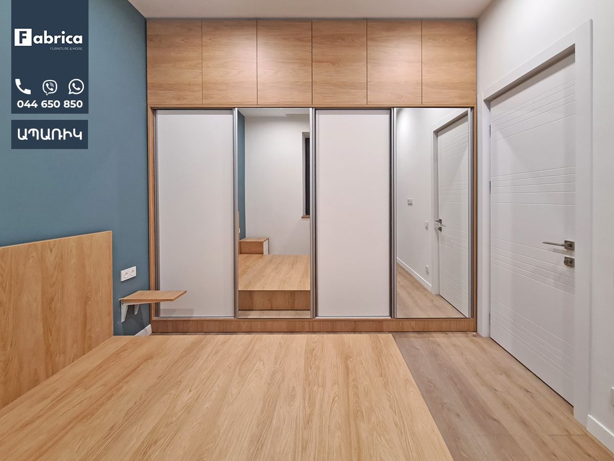 A bedroom with sliding doors and a sign that says fabrico