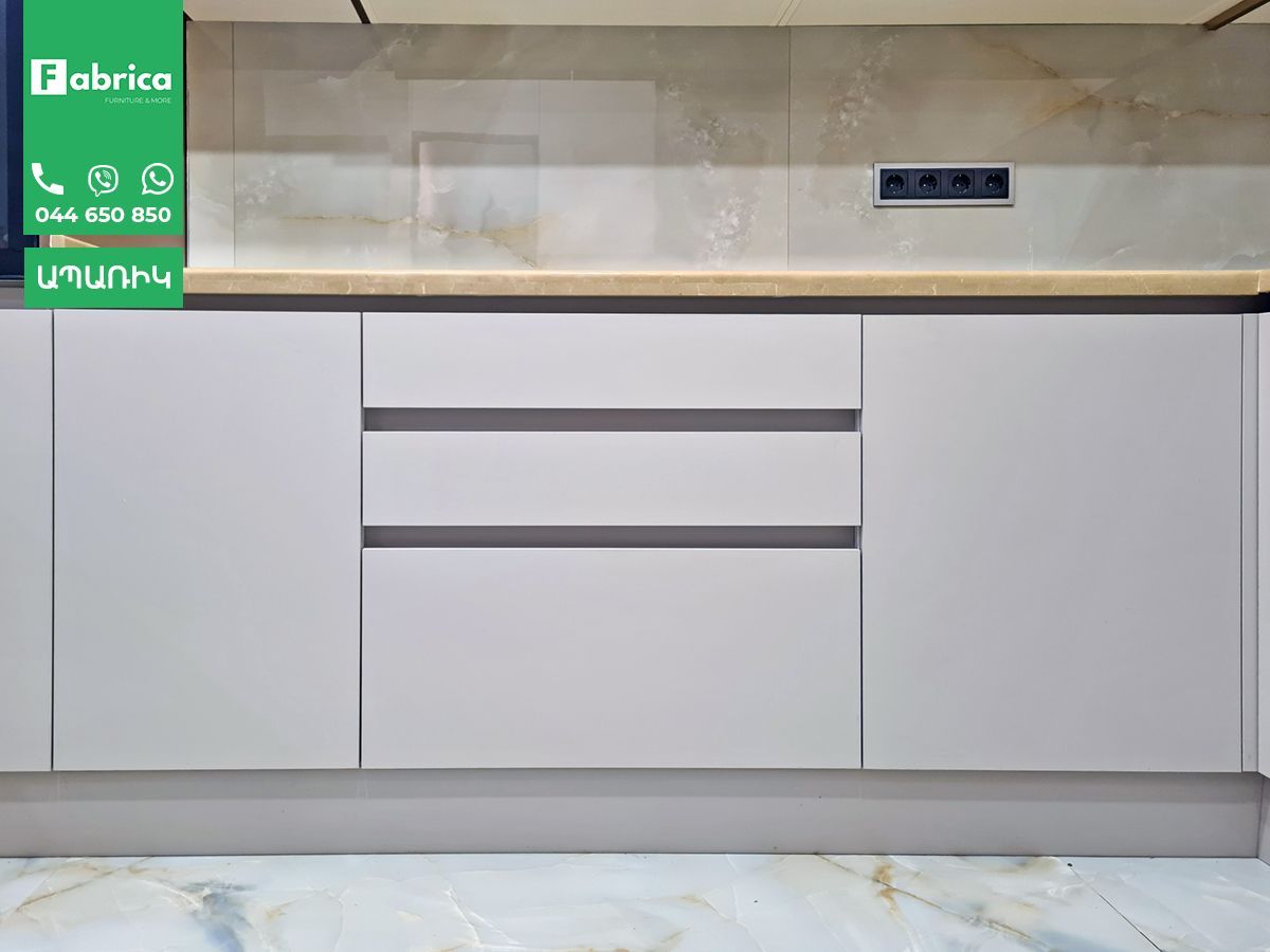 A kitchen with a sign that says fabrico on it