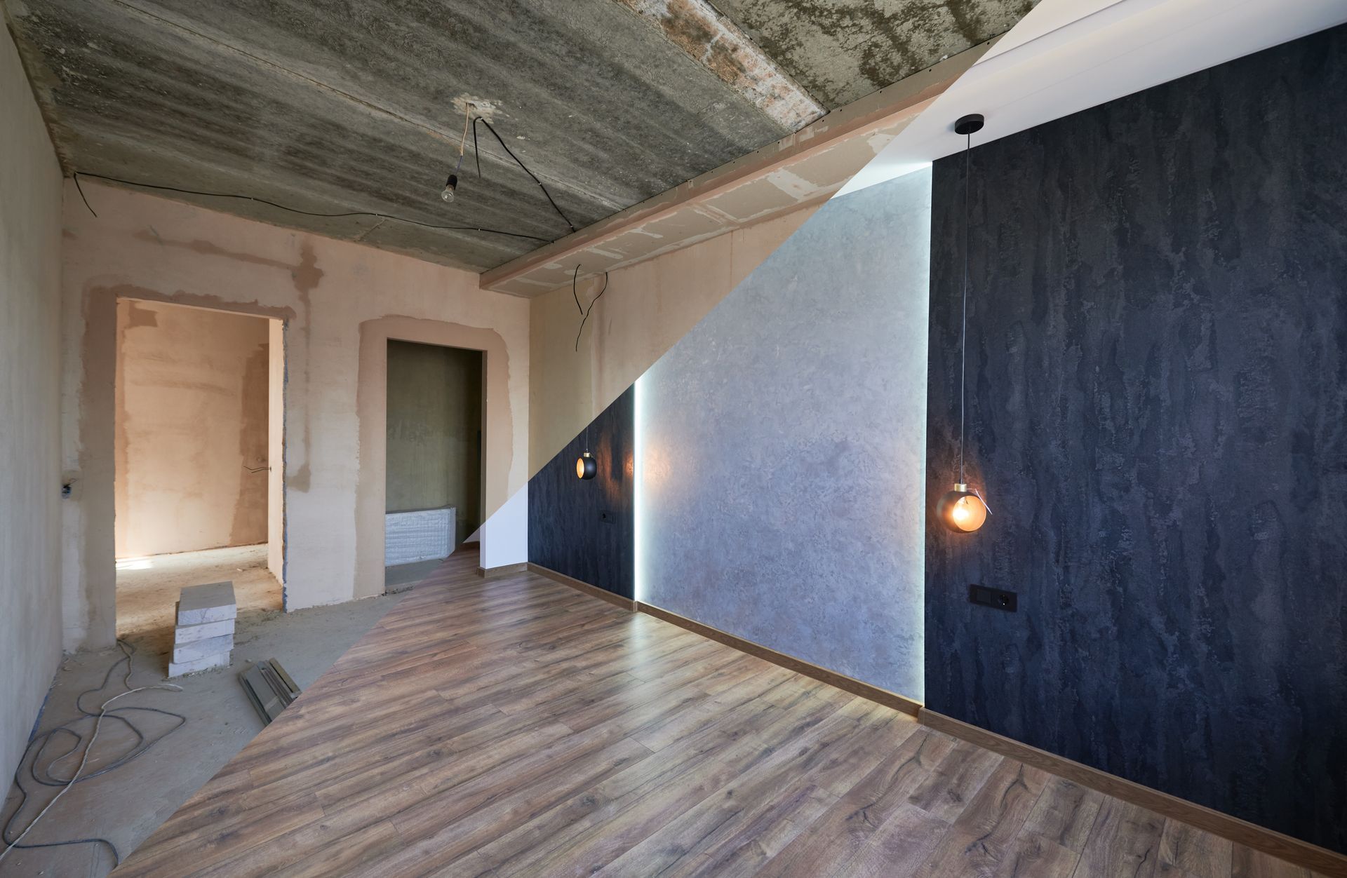 Una stanza vuota con pavimento in legno e soffitto in cemento.