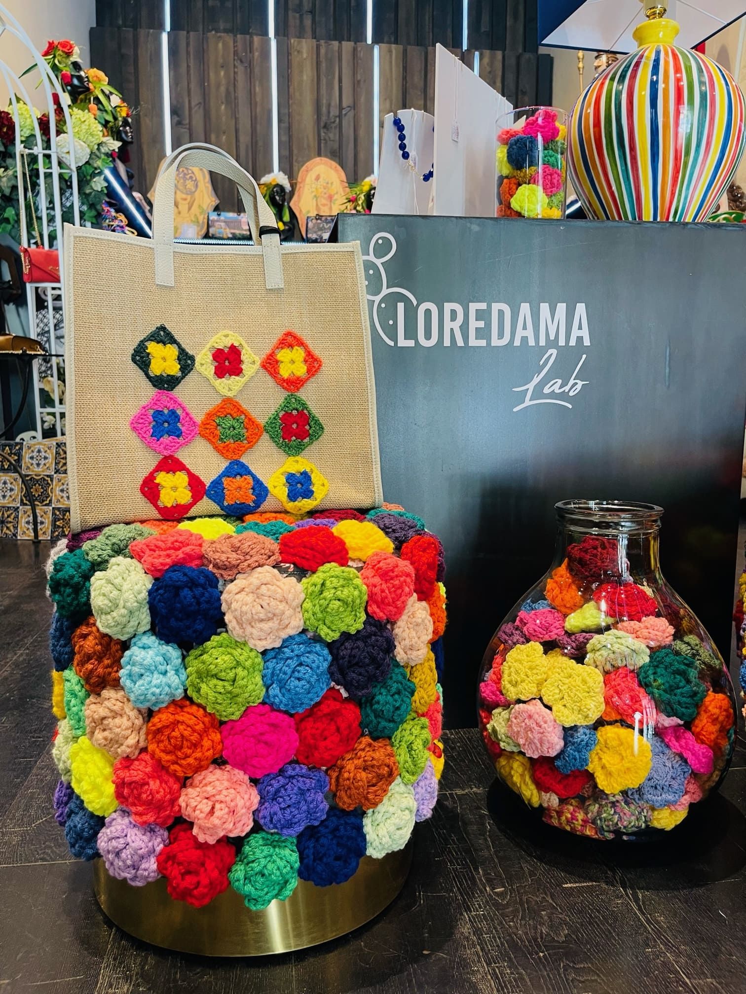 POUF  DECORATI A MANO CON  FIORI  DI  LANA  