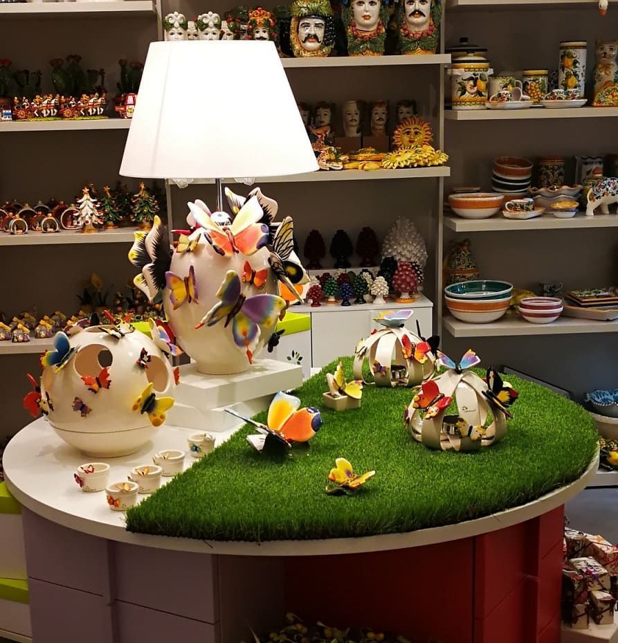 LAMPADA  ALBERELLI  CON TEMA FARFALLE  , E UN CENTROTAVOLA ALBERELLI  CON  FARFALLE 