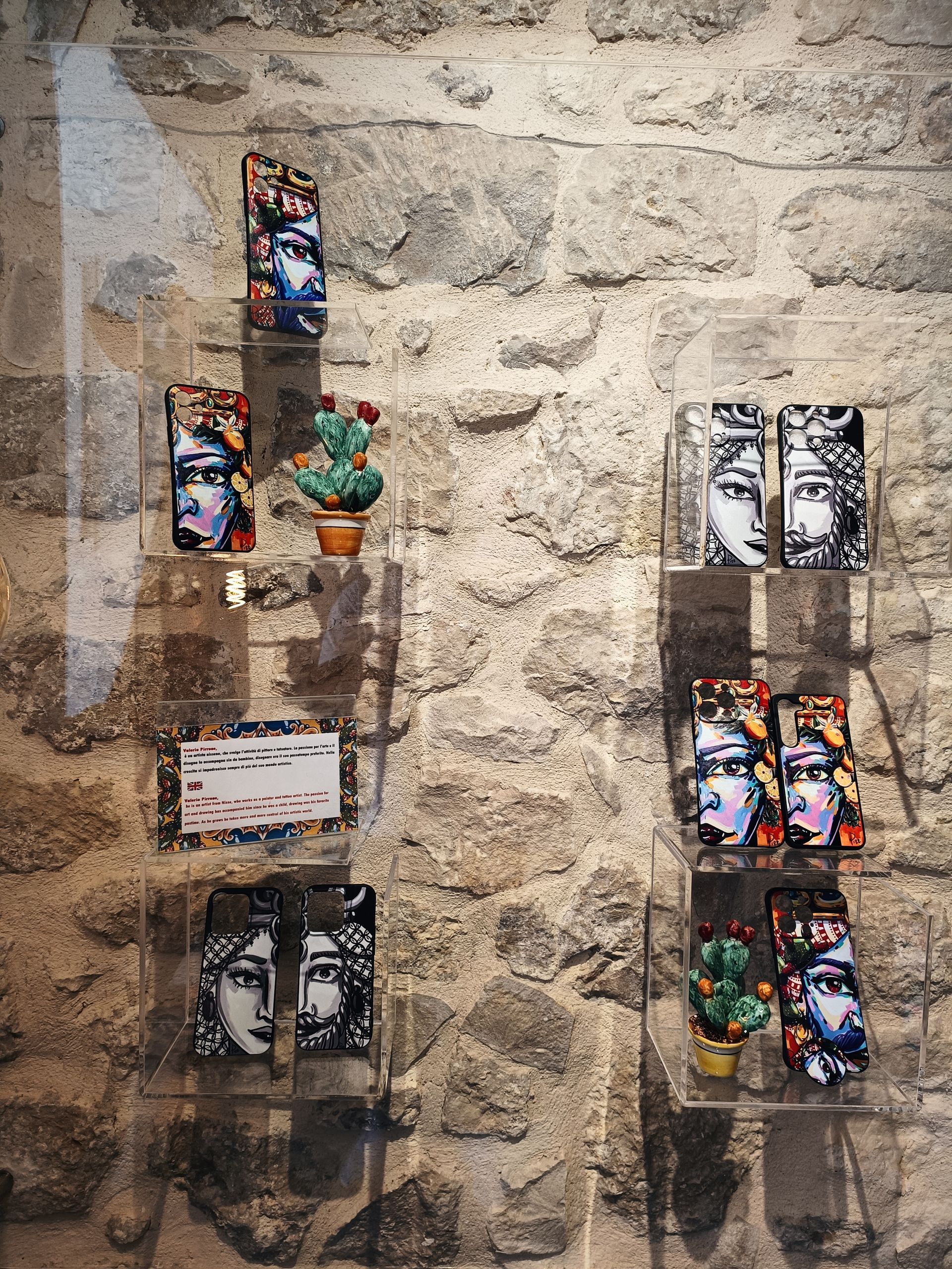 Una stanza piena di decorazioni, tra cui una ruota panoramica