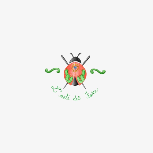 Una coccinella è circondata da filo e dalle parole la rete del filato