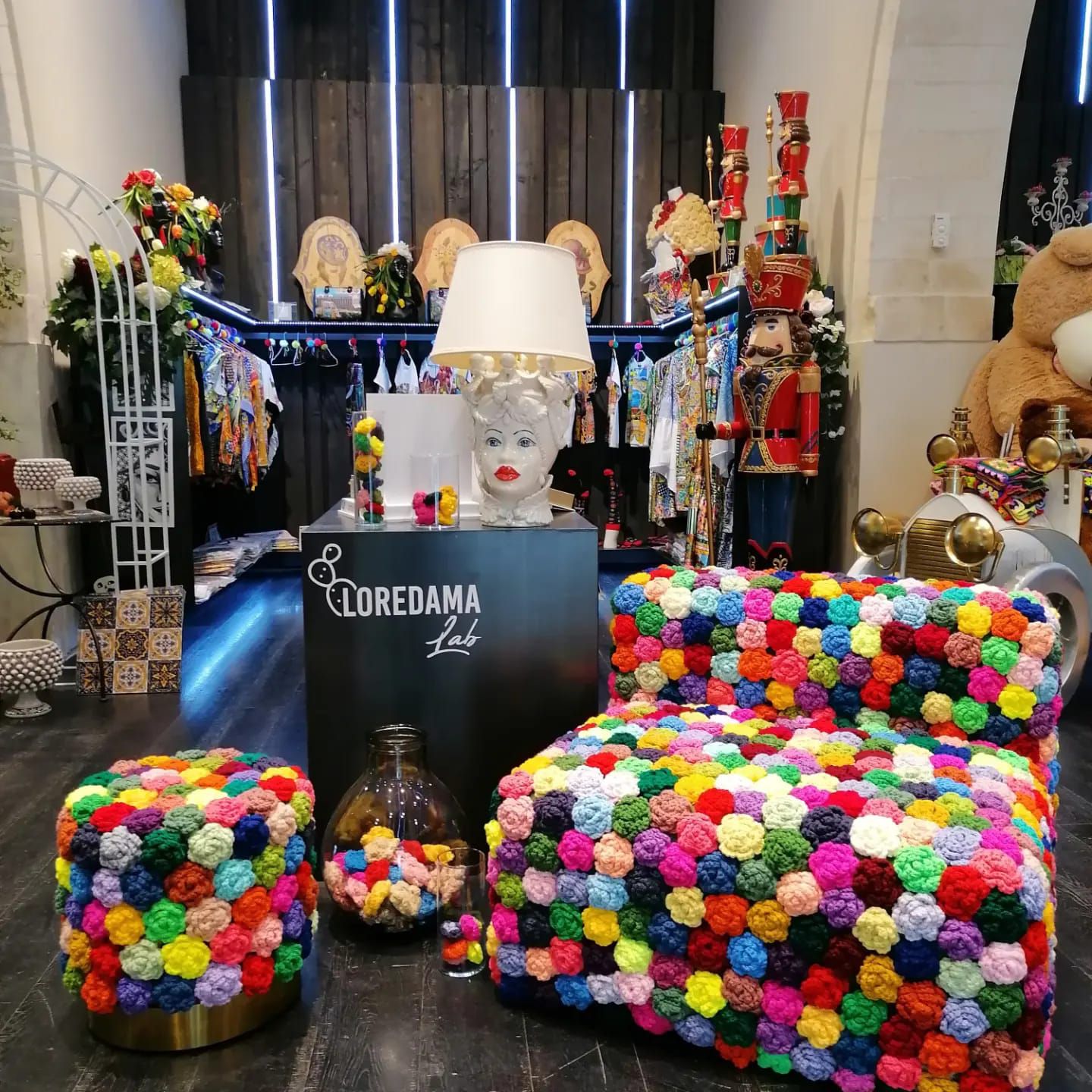 DIVANI  E  POUF  IN  LANA COLORATA  AL  CENTRO  DEL  NEGOZIO 