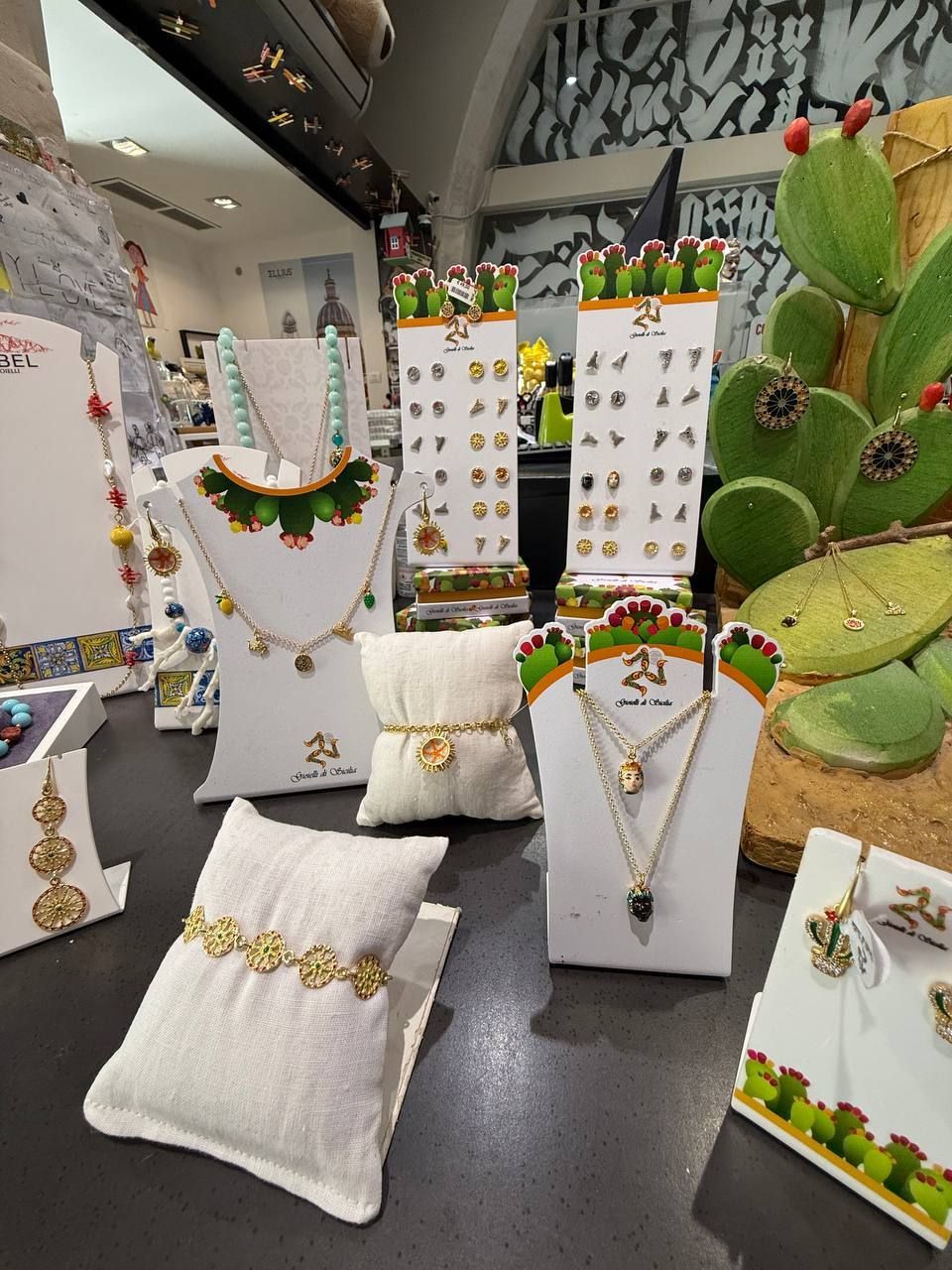 una serie  di  bijoux  esposto  sul tavolo 