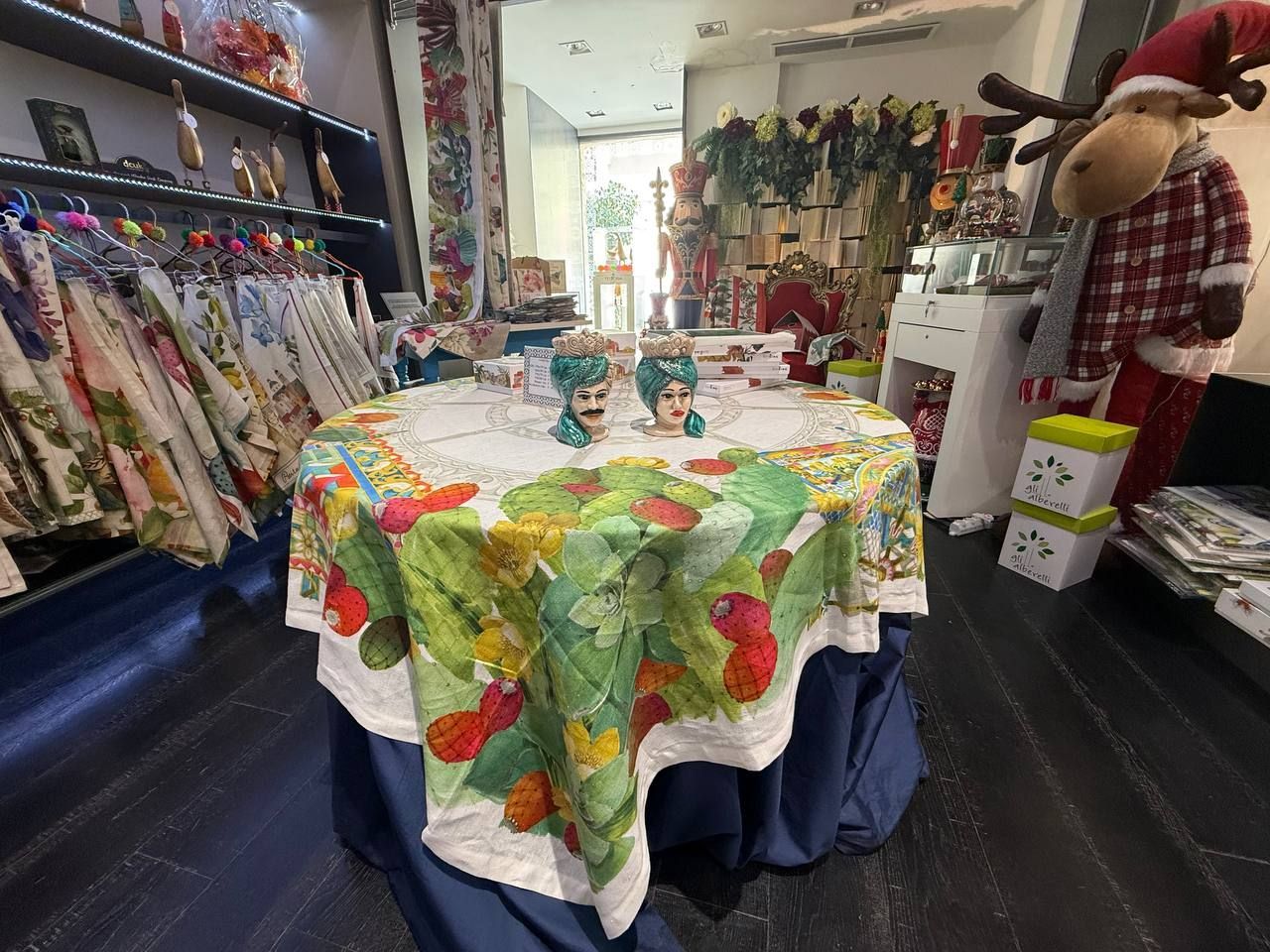 TOVAGLIA DA  TAVOLA  MODELLO  FICHI  D'INDIA , TESTE DI  MORO  IN  CERAMICA 