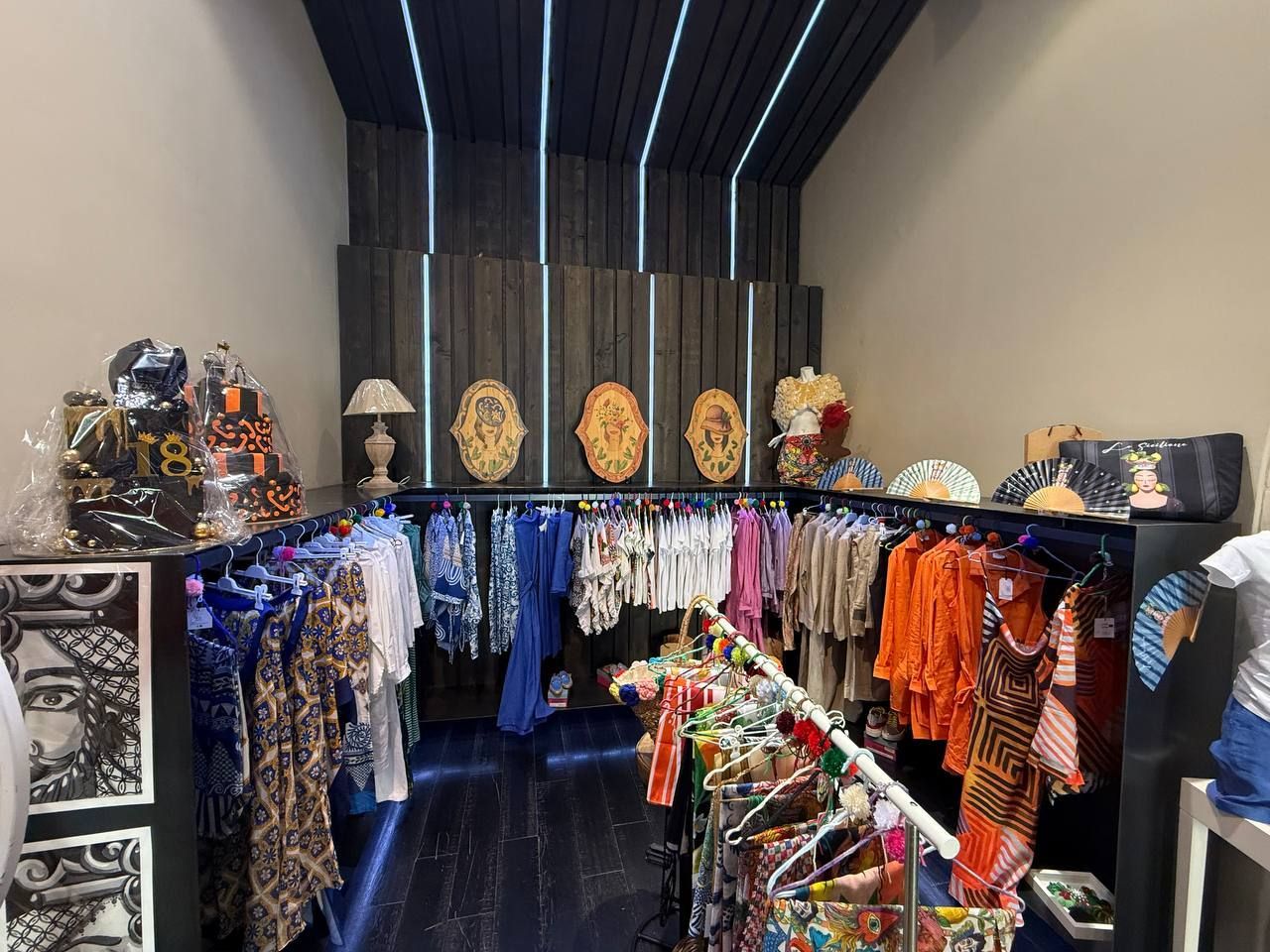 PANORAMICA NEGOZIO  CON ABBIGLIAMENTO  CENTOLINO  , E ARTEMONDONEW