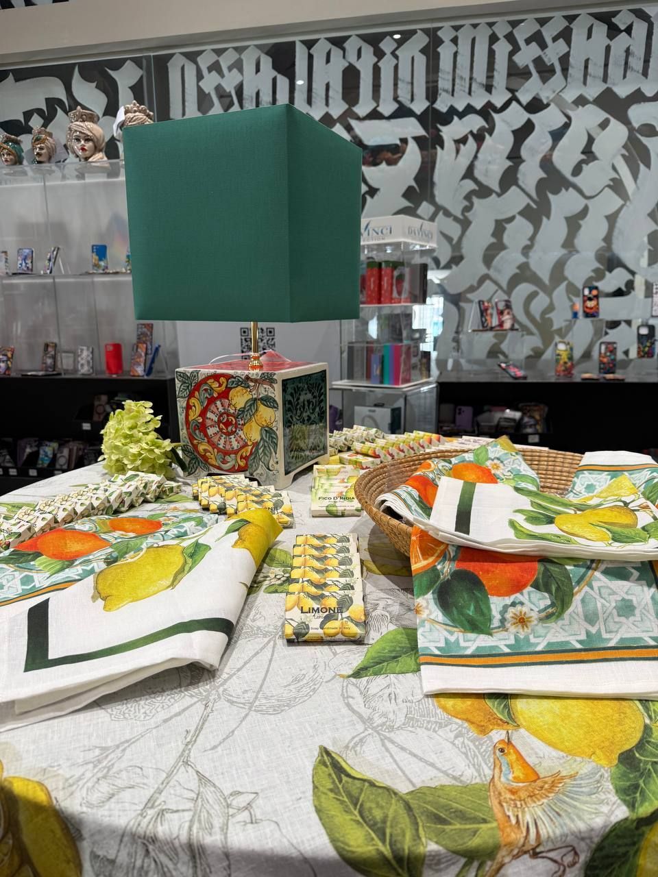 TOVAGLIE DA  TAVOLA  IN  LINO , TESSITURE TOSCANE E  NAPKING ,  LAMPADA  UNICA IN CERAMICA , SAPONI  